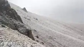 Kar kendini gösterdi: Hava sıcaklığı eksi 9'u gördü, dağın zirvesi bembeyaz oldu