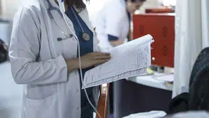 25 bin 955'i uzman doktor: 31 bin 54 sağlık personeli alınacak