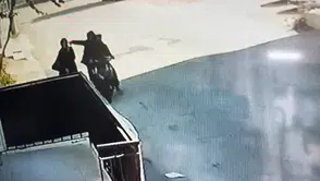 Telefonla konuşurken kapkaça uğradı : O anlar kamerada