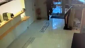 Kaldırım taşıyla bankanın camını kırdı: Hırsızın eli boş döndüğü anlar kameraya yansıdı
