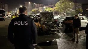 Kaza yapan otomobil alev aldı, park halindeki 3 araç zarar gördü