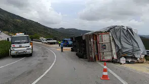 Konya-Antalya Yolu'nda saman balyası yüklü tır devrildi