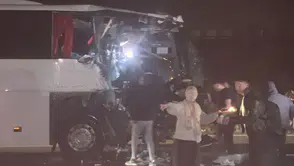 Yolcu otobüsü ile tır çarpıştı: Ölü ve yaralılar var