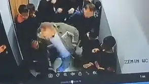 Okulda veli dehşet: Çocuğuna kartopu atan öğrenciye dövdü