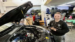 17 yaşındaki oto tamircisi genç kız sanayi esnafının kalbine taht kurdu