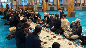 Konya'daki bu iftarın menüsünde simit, hurma, zeytin ve  peynir var