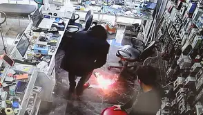 Cep telefonu bomba gibi patlayıp alev aldı: O anlar kamerada