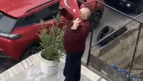 Yerde gördü, öperek yerine astı: İzleyenler duygulandı