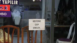 Pazarlıktan ve cimrilikten bıktı, dükkan camına astı