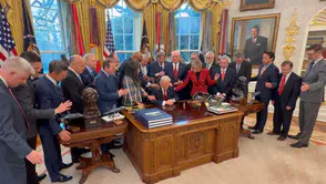 Oval Ofis'te ilginç anlar: Din insanları Trump'a dokunup dua etti