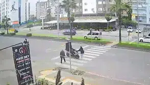 Kaza geliyorum dedi: Motokurye kız çocuğuna böyle çarptı