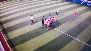 Stres atmak için gittiler: Halı saha maçında yumruklar konuştu