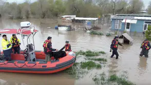 Bağ evinde sular altında kaldılar: Nefes kesen kurtarma operasyonu