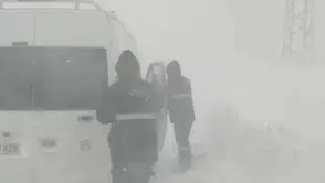 Türkiye'nin bir yanı kara kış: Tipide yolda mahsur kalan vatandaşlar kurtarıldı