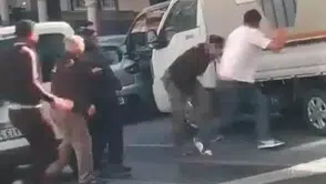 Sokak savaş alanına döndü: Yol verme tartışmasında bıçaklı kavga