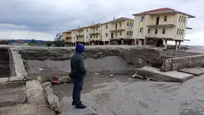 Korkunç görüntü: Deniz 100 metre içeri girdi milyarlık villalar çöktü