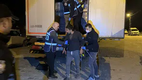 Hurma ve fıstık yağı yüklüydü: İran plakalı tırda 18 kaçak göçmen çıktı