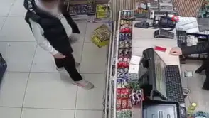 Bu da erik hırsızı: Kasiyerin dikkatini böyle dağıttı