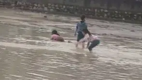 Sel sularıyla oyun: Çocukların ölümüne sulara daldı