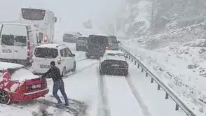 Alacabel'de nisan ayında kar sürprizi: Sürücüler zor anlar yaşadı