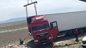 Konya'da makas atan tır, kontrolden çıkıp şarampole düştü