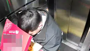 Asansöre tuvaletini yapan kuryeye asansörü temizlettiler