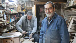 Konya'da sırt sırta veren baba ve oğlu ahşap sanatını yaşatıyor