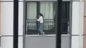 Camdan çıkarak korkulukta gezindi: O kız çocuğu yürekleri ağza getirdi