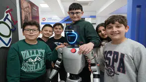 Türkiye'nin nüfusa kaydedilen ilk robotu şimdi de işe başladı