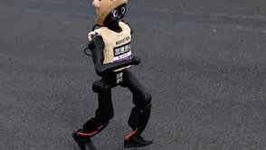 Bu da "robot maratonu": İnsansı robotlar koşu rekorunu 7 dakika farkla kırdı