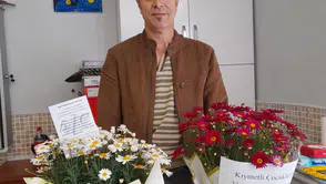 Konya'da örnek davranış: Öğretmene ve öğrencilere çiçek verildi