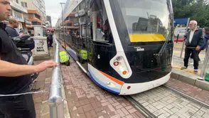 Tramvayın altına girdi: Seferler durdu herkes seferber odu
