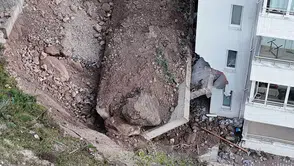 Çöken istinat duvarı evlerin içine girdi: 10 ev tahliye edildi