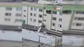 Uçak apartmana çarptı: 4 yaralı