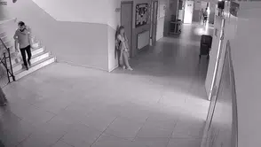 Öğrencisini sırtında taşıdı: Öğretmenin duygulandıran davranışı