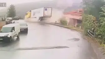 Felakete ramak kaldı: O korkunç kaza kameraya yansıdı