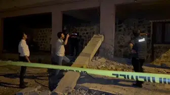 Evin balkonu çöktü, metrelerce yüksekten düştüler