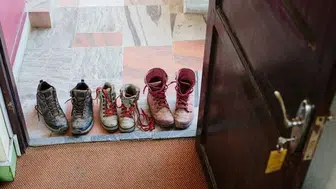 Cezası var mı? Kapı önüne ayakkabı bırakan yandı
