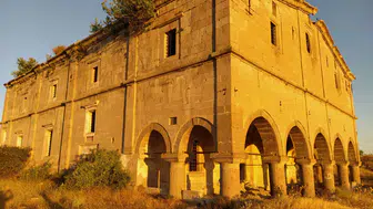 200 yıllık kilisenin kubbesi patlatıldı, duvarları karalama kağıdına döndü