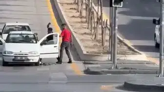 Trafikte önünü kestikleri sürücüye bıçak ve kılıçlı saldırdılar