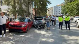 Arabasını park etmeye çalışırken 5 aracı pert etti