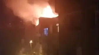 İstanbul'da korkutan patlama! 5 katlı binanın çatısında yangın çıktı
