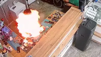 Telefon bataryası bomba gibi patladı: O anlar böyle görüntülendi
