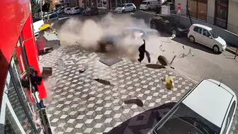 Dükkanına müşteri yerine otomobil giriyor: Zarar had safhada