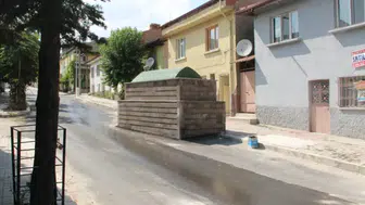 Yol ortasında kaldı: Bu türbeye dokunan yanıyor