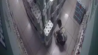 10 yaşındaki çocuk marketi savaş alanına çevirdi