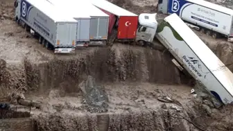 Şiddetli sağanak ve dolu yolları göle çevirdi: Meteoroloji uyarmıştı