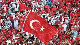 Türk taraftarlar, Vancouver sokaklarında heyecanla maç saatini bekliyor