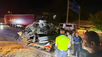 Film sahnesi değil kaza! Otomobilin motoru barakaya uçtu
