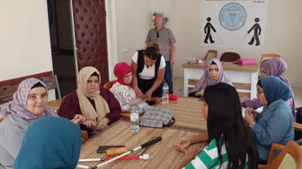 Konya'da görmeyen gözleriyle örgü ören genç kızlar azmiyle örnek oluyor